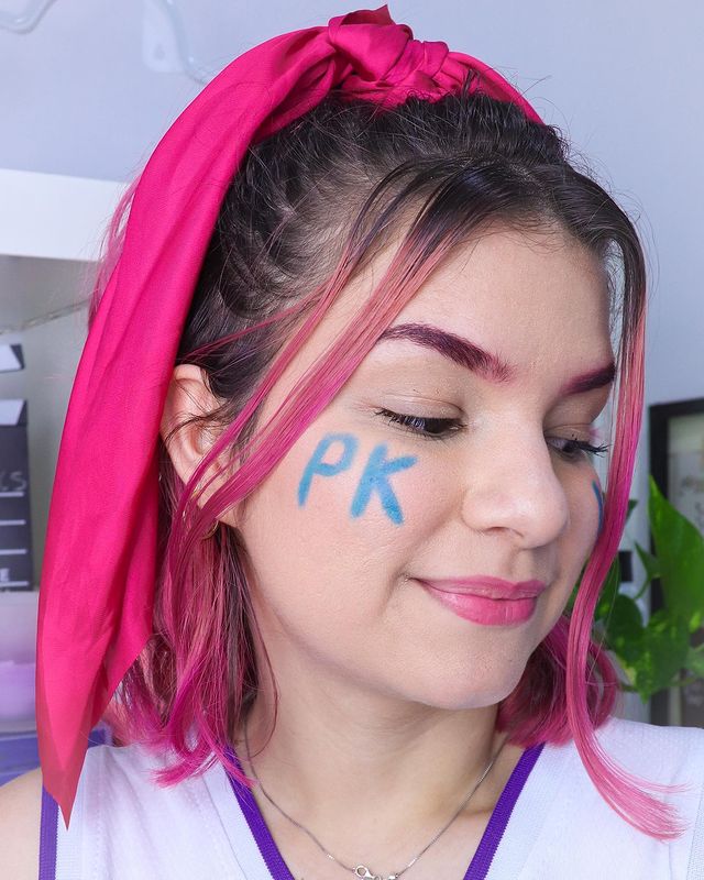 Penteado para cabelo curto com lenço cor de rosa