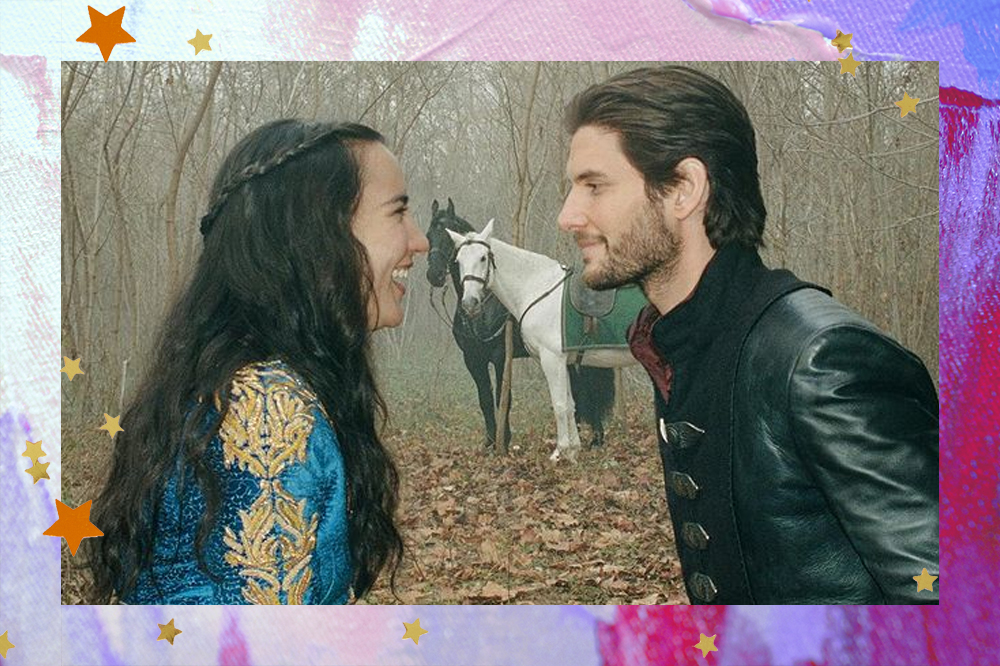 Jessie Mei Li e Ben Barnes nos bastidores de Sombra e Ossos; na foto os dois estão se encarando e sorrindo um para o outro, no fundo da imagem é possível ver uma floresta e um cavalo branco observando a dupla em primeiro plano