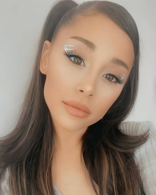 delineado duplo ariana grande Ariana Grande a cabeça levemente inclinada com com uma expressão levemente séria, na imagem só conseguimos ver seu rosto e um pouco do seu cabelo sem detalhes da sua roupa