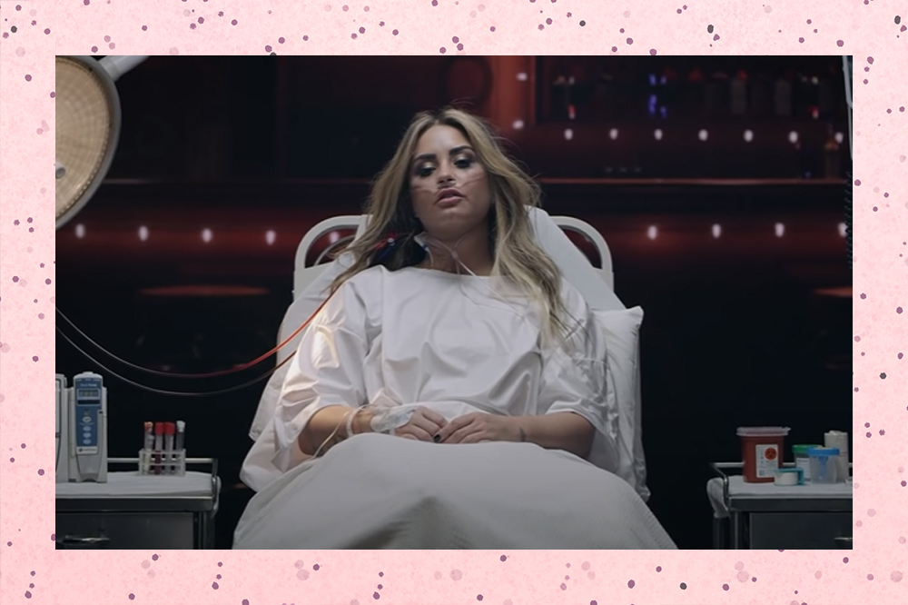 Demi Lovato recria noite da overdose em clipe de Dancing With The Devil