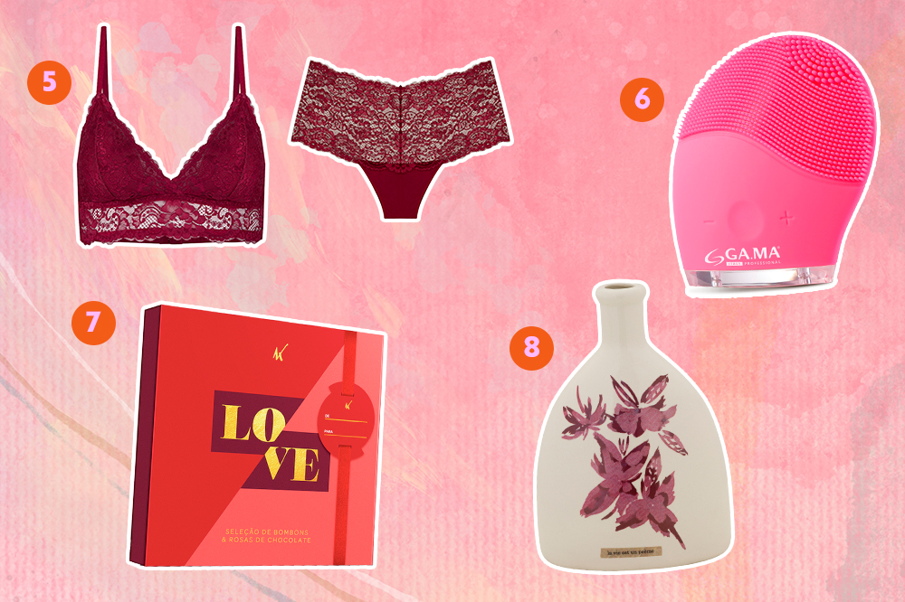 dia-das-maes-presentes-02 Montagem com fundo rosa e opções de produtos para dar de presente. Em cima, tem um sutiã e uma calcinha de renda bordô e um massageador facial rosa. Embaixo, uma caixa de chocolates vermelha e um vaso de cerâmica com estampa de flores.