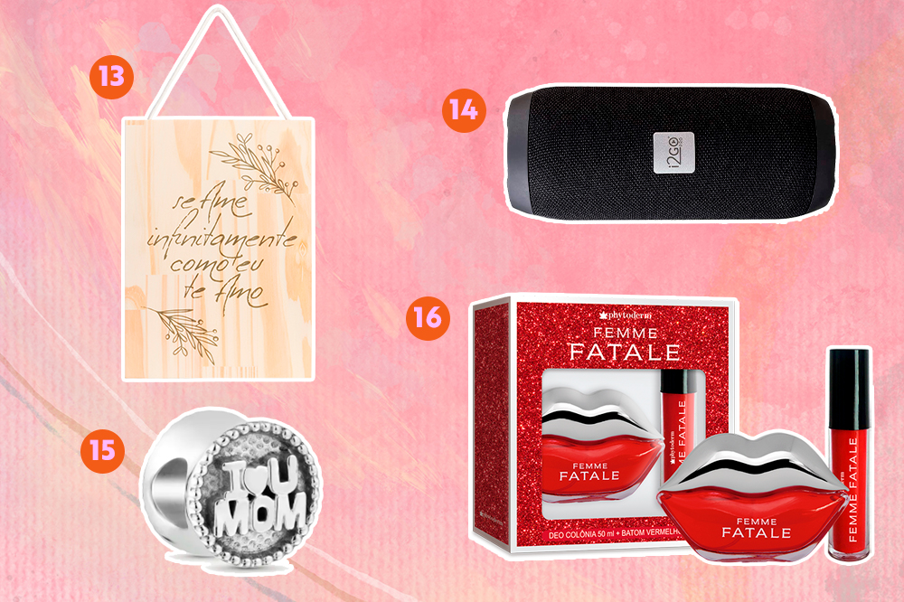 dia-das-maes-presentes-04 Montagem com fundo rosa e opções de produtos para dar de presente. Em cima, uma plaquinha decorativa de madeira e uma caixinha de som preta. Embaixo, um berloque