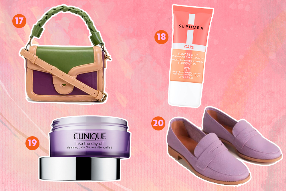 dia-das-maes-presentes-05 Montagem com fundo rosa e opções de produtos para dar de presente. Em cima, uma bolsa bege, verde e roxa e uma base com embalagem rosa e branca. Embaixo, um demaquilante em creme roxo e um mocassim lilás.