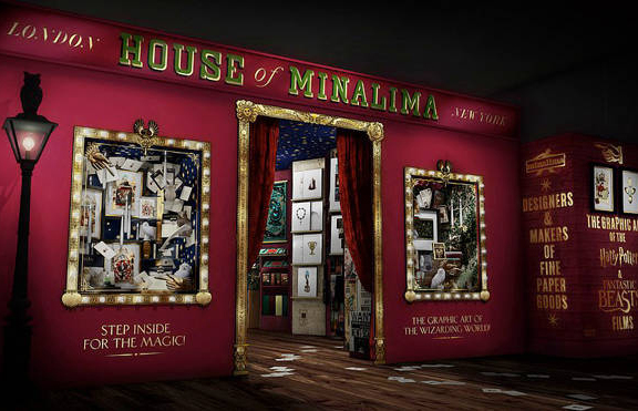 Um dos espaços da nova loja de Harry Potter, com reprodução na House of Minalima, loja rosa em Londres que mostra os designers da produção