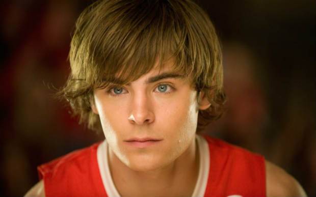 Zac Efon como Troy Bolton em "High School Musical" com um olhar concentrado