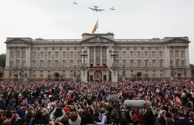 Imagem mostrando a multidão de pessoas em frente ao Palácio de Buckingham esperando Kate e William aparecerem após o Casamento Real