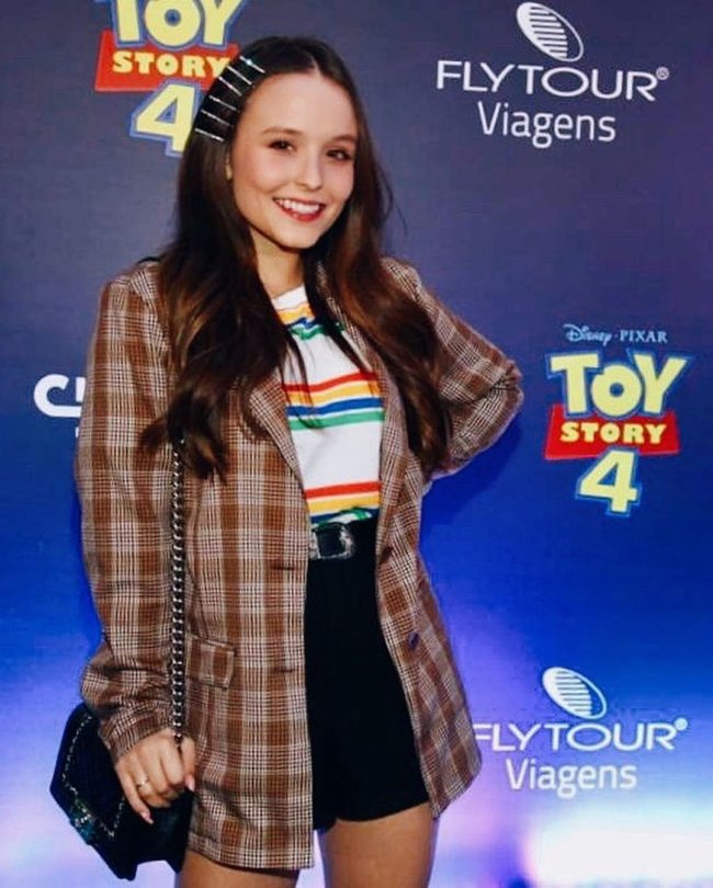 Larissa Manoela posa em pré-estreia do filme Toy Story 4, usando uma camiseta branca com listras, short jeans e blazer xadrez Larissa Manoela posa em pré-estreia do filme Toy Story 4, usando uma camiseta branca com listras, short jeans e blazer xadrez