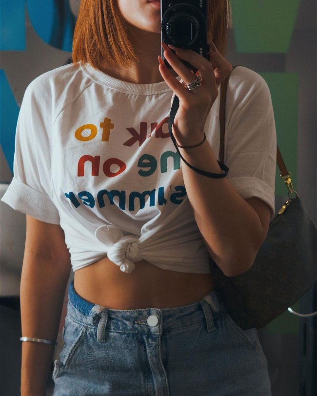 Larissa Manoela com camiseta branca com nó e bolsa baguete Larissa Manoela com camiseta branca com nó e bolsa baguete