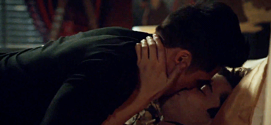 Dia do Beijo: Descubra como cada um dos signos do zodíaco beija Os personagens Magnus e Alec, da série Shadowhunters, dando um beijo caliente na cama