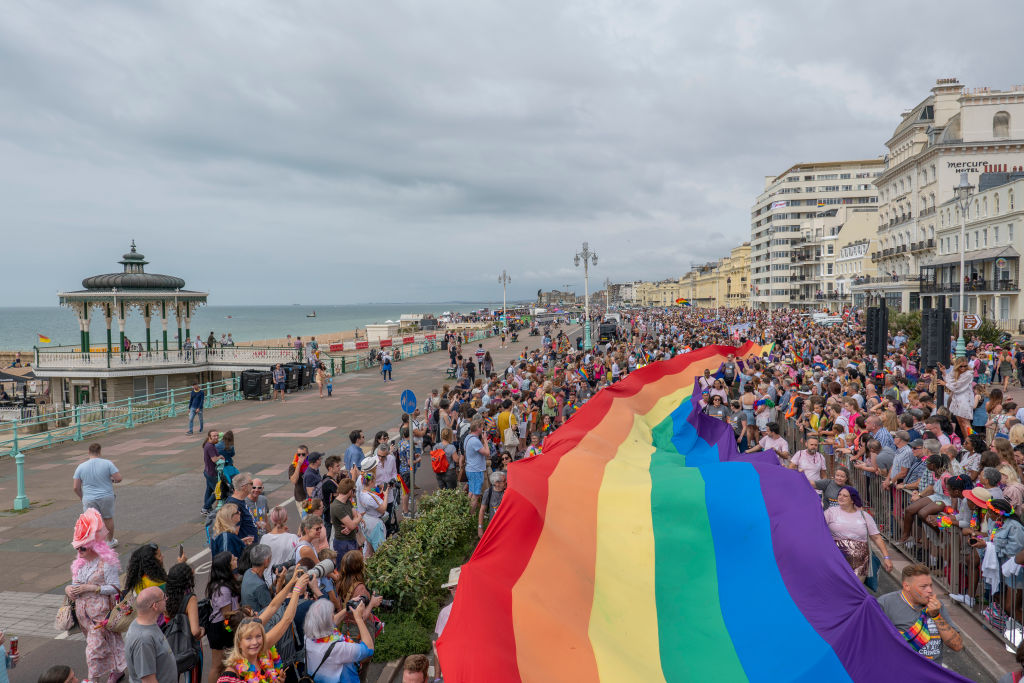 Reino Unido vai banir “cura gay” e promete maior apoio à comunidade LGBTQ+