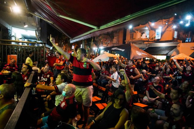 3ª onda da Covid no Brasil deve ser agravada por vacinação lenta e descaso Torcedores do Flamengo reunidos em um bar de Copacabana para assistir à partida contra o São Paulo, em 25 de fevereiro