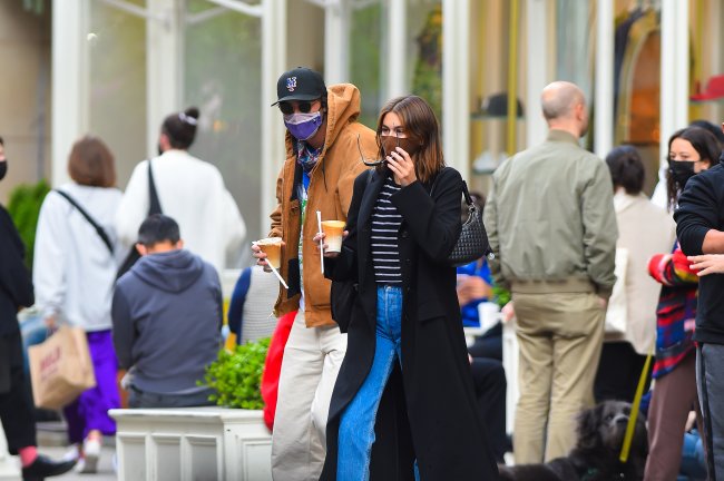 Celebrity Sightings In New York City – May 11, 2021 Jacob Elordi e Kaia Gerber andando na rua com café na mão e usando máscara