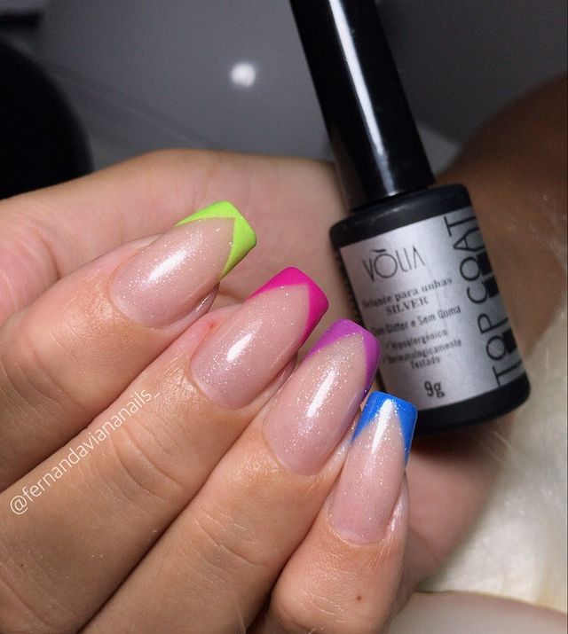 Foto mostrando uma mão com os dedos dobrados para evidenciar as unhas pintadas em francesinha colorida nas cores cinza, laranja, lilas, amarelo e vermelho.
