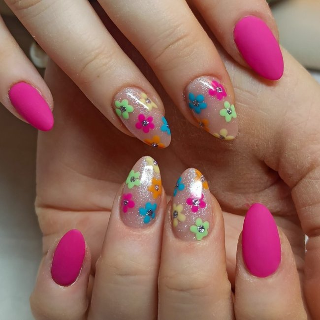 Nail art supercolorida com florzinha