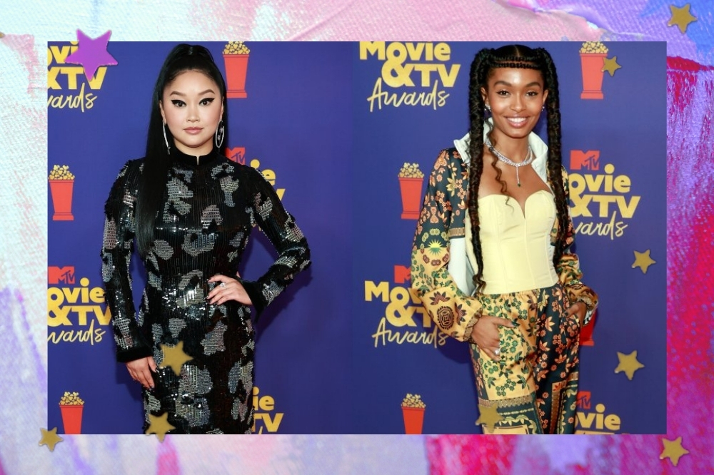 Montagem de um lado a atriz Lana Condor usando vestido longo e preto com detalhes em prata, posando com uma mão na cintura e expressão sorridente no red carpet da premiação, do outro a atriz Yara Shahidi no MTV Movie & TV Awards, usando corset amarelo e conjunto estampado, posando com expressão sorridente.