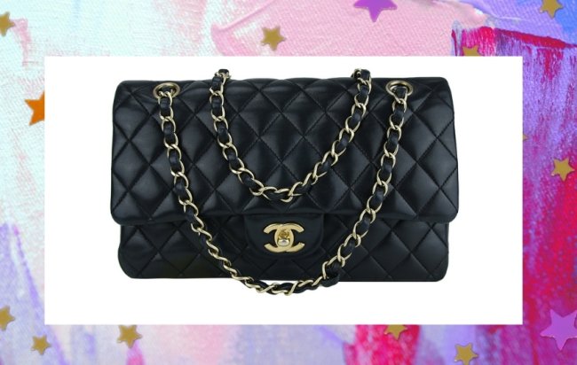 Modelo de bolsa Chanel Bolsa Chanel modelo Flap Lambskin, preta e com corrente prata.