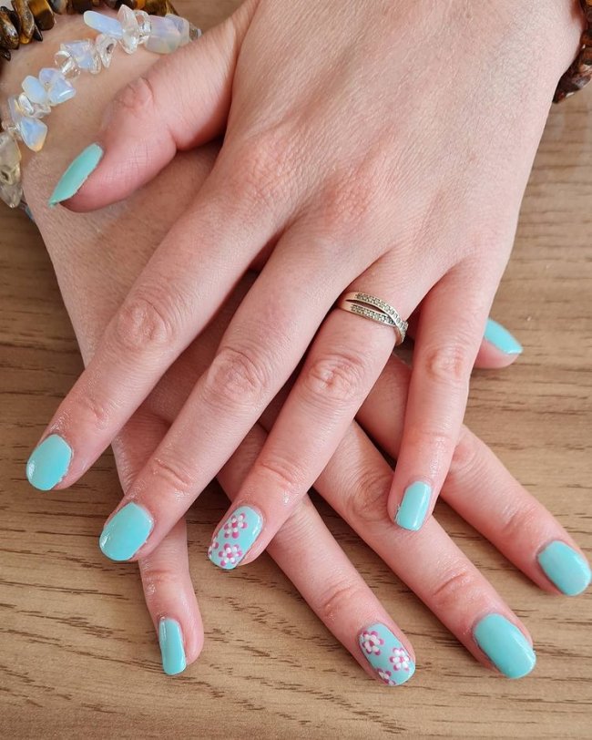 Nail art com florzinha de duas cores Nail art com florzinha de duas cores