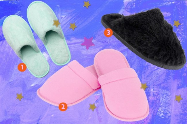 Pantufas por ate 60 reais Montagem com 3 opções de pantufas em um fundo azul. Sendo uma rosa, uma verde e uma preta com pelinhos.
