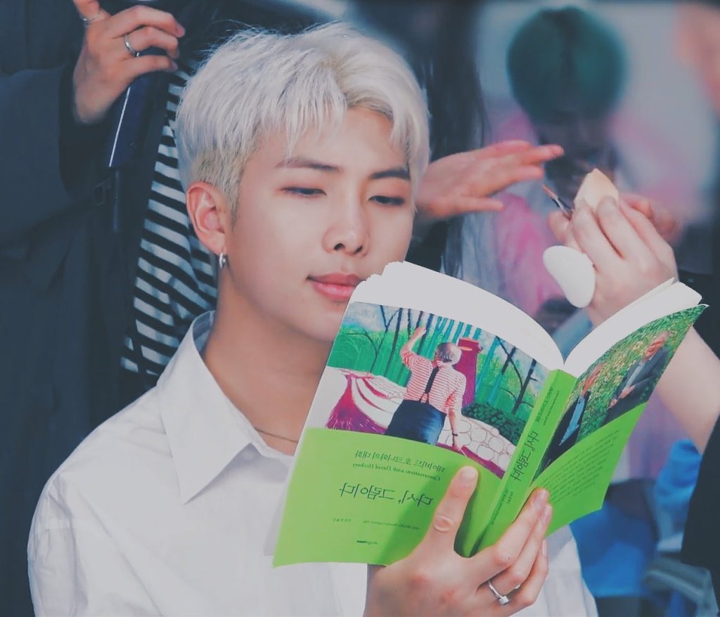 Conheça 10 livros favoritos e recomendados por RM, do BTS