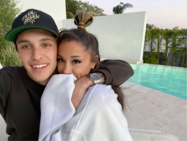 ariana-grande-dalton-gomez-instagram Ariana e Dalton Gomez abraçados