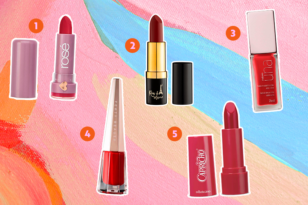 batom-vermelho-produtos-01 Montagem com cinco opções diferentes de batons vermelhos, de batom líquido a batom em bala, cremoso ou matte. O fundo da montagem é rosa, laranja e azul.