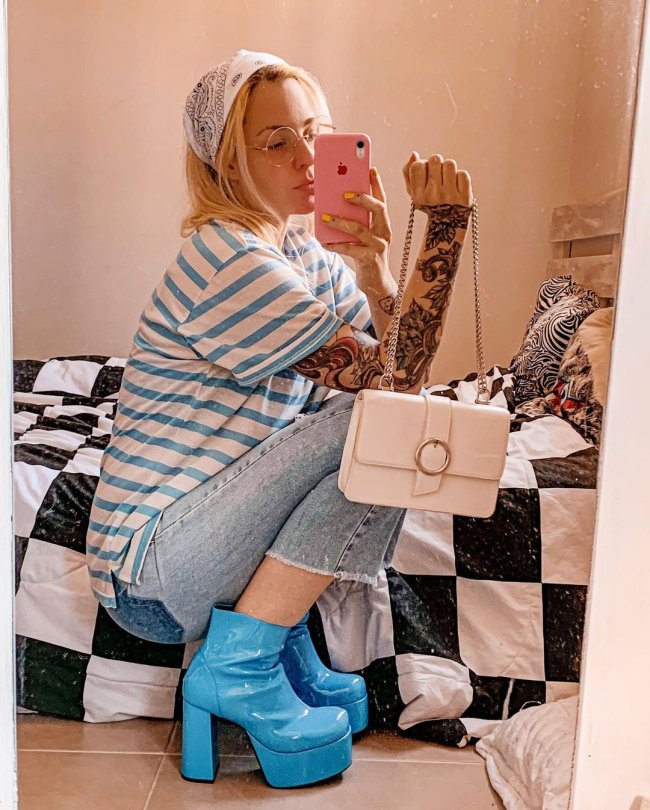 bota plataforma Camisa listrada com bota com salto plataforma