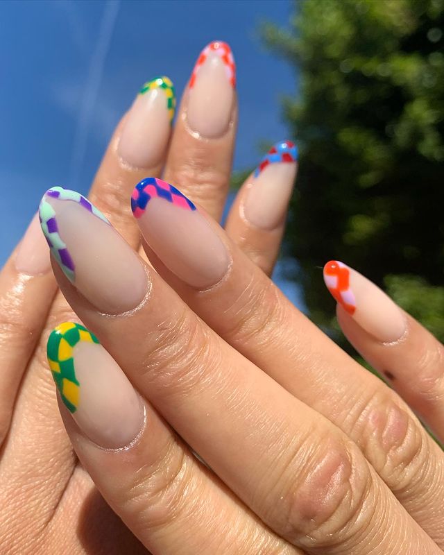 francesinha xadrez colorida Foto de unhas com nail art com francesinha xadrez colorida.