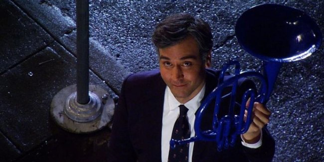 how-i-met-your-mother-final Ted Mosby, interpretado por Josh Radnor, em How I Met Your Mother, segurando uma trombeta e olhando para cima