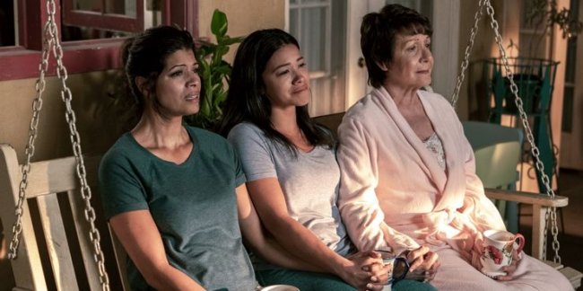 jane-the-virgin-final-serie Três personagens femininas de Jane The Virgin sentadas de frente para uma luz emocionadas.