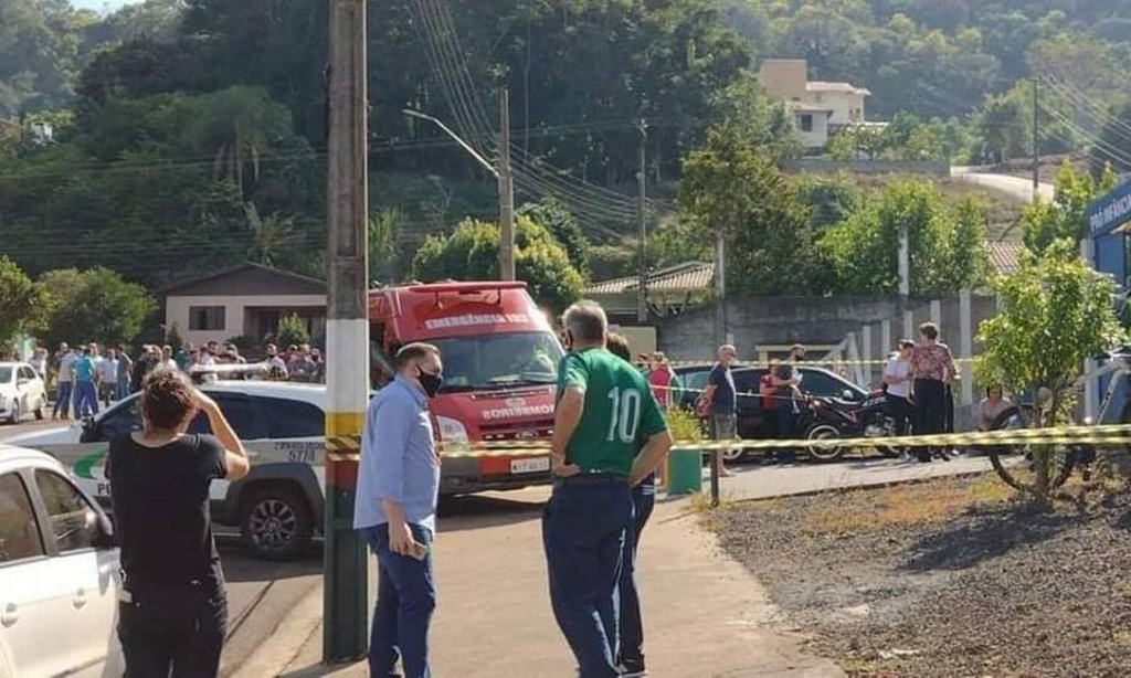 Homem invade creche com facão e mata três crianças e duas funcionárias