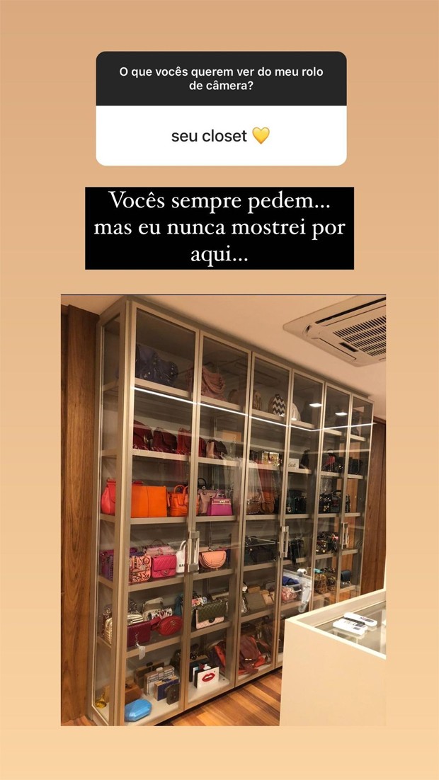 Close Marina Ruy Barbosa Print do story da atriz Marina Ruy Barbosa, no qual ela mostra sua coleção de bolsas, dentro de um closet com portas transparentes. Não conseguimos ver as bolsas com muito detalhe, mas conseguimos ver que ela tem várias.