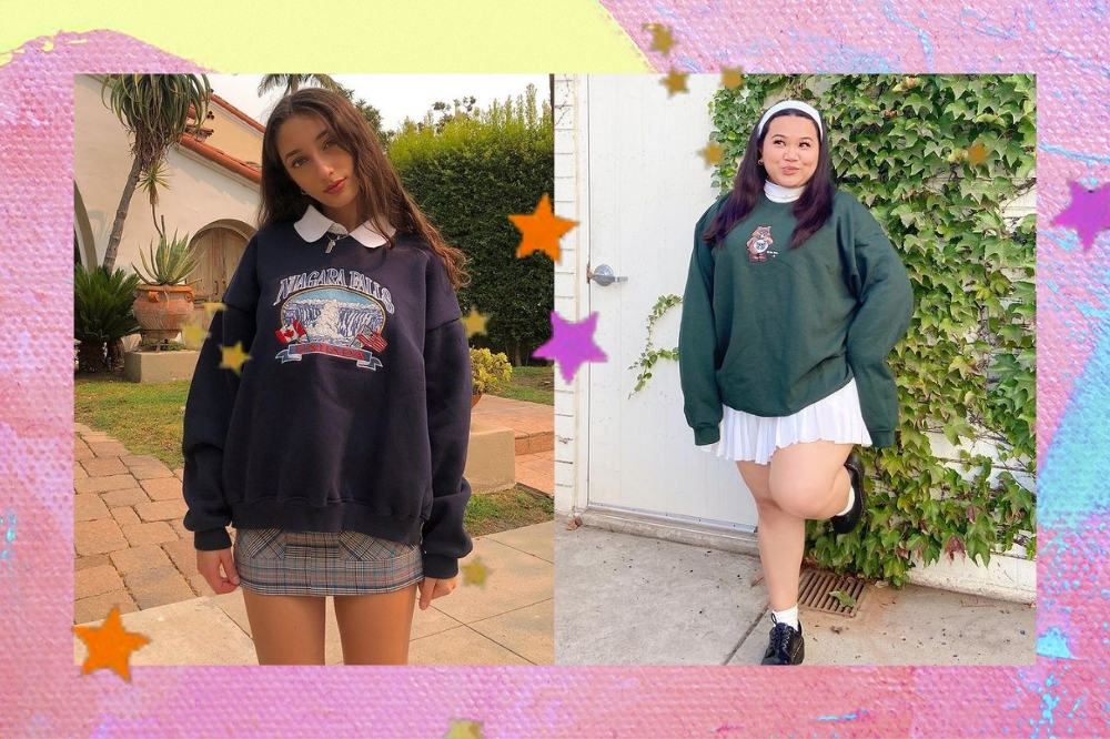 Montagem com a foto de duas mulheres, fundo rosa, amarelo e azul com estrelinhas. A mulher da esquerda veste um moletom vintage e saia colegial. A da direita usa um moletom vintage, saia colegial branca e tênis preto.
