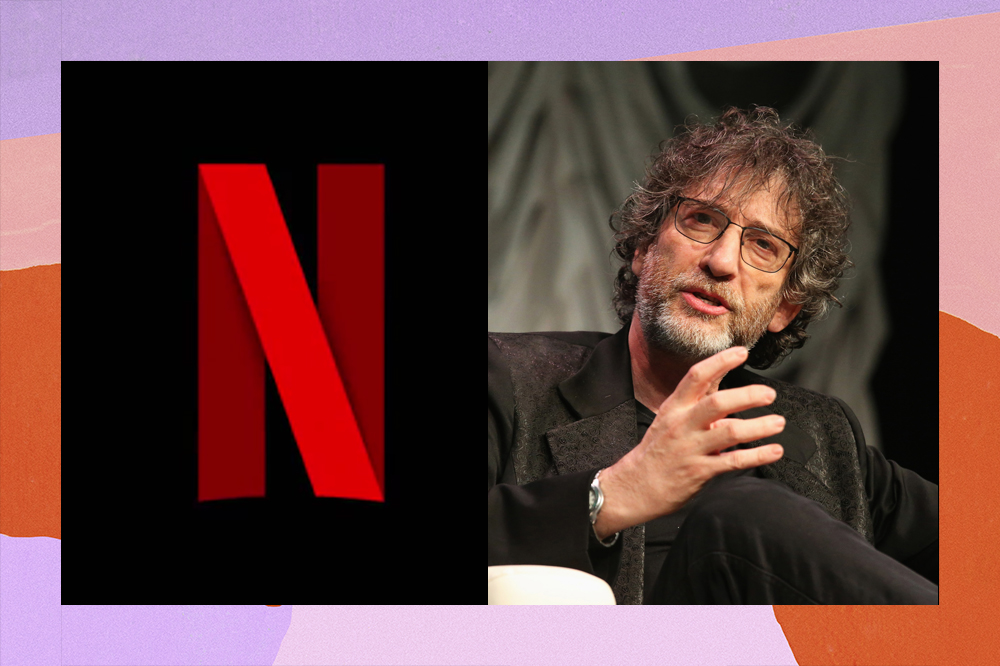 Símbolo da Netflix, Um N vermelho, e Neil Gaiman ao lado com a mão levantada durante uma fala