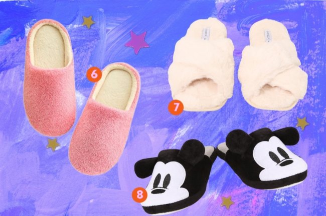 pantufas Montagem com 3 opções de pantufas em um fundo azul. Sendo uma rosa, outra branca com pelinhos e uma preta com o rosto do mickey em branco.