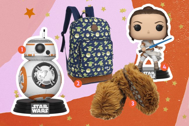 Star Wars Day: mimos para quem é fã da saga comprar e celebrar Produtos da saga Star Wars. Na imagem, vemos um funko do Bb-8, uma mochila do Yoda, pantufas do Chewbacca e um funko da Rey
