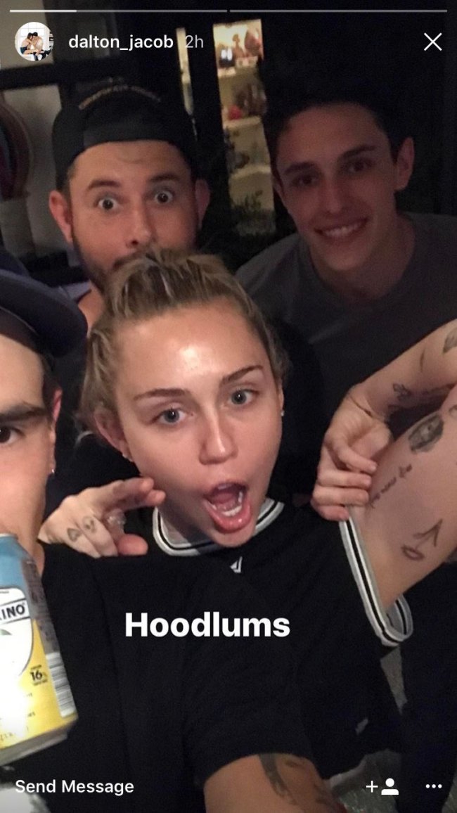 stories dalton-miley-cyrus Stories de Dalton Gomez ao lado com Miley Cyrus.