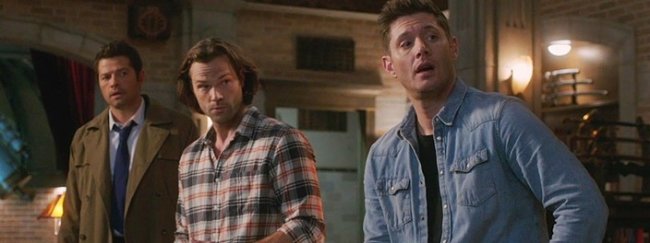 supernatural-15-temporada-final Dean e Sam Winchester e Castiel em Supernatural um ao lado do outro olhando em direção à direita