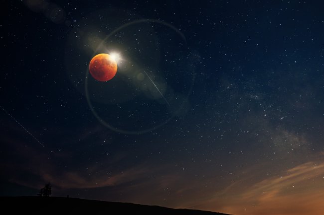 Previsões para o eclipse de 26 de maio indicam crises financeiras e na saúde Eclipse lunar acontecendo; a Lua está vermelha