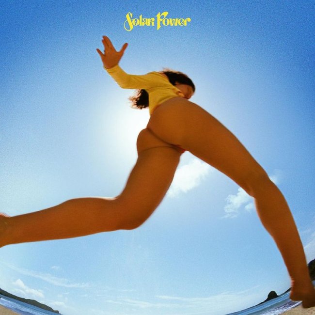 198485205_119975776942926_1641582321041185130_n Capa do single mostra a cantora com maiô amarelo em uma praia no clima bem verão e o céu azul ocupando quase toda a imagem; Solar Power está escrito em amarelo no topo da imagem