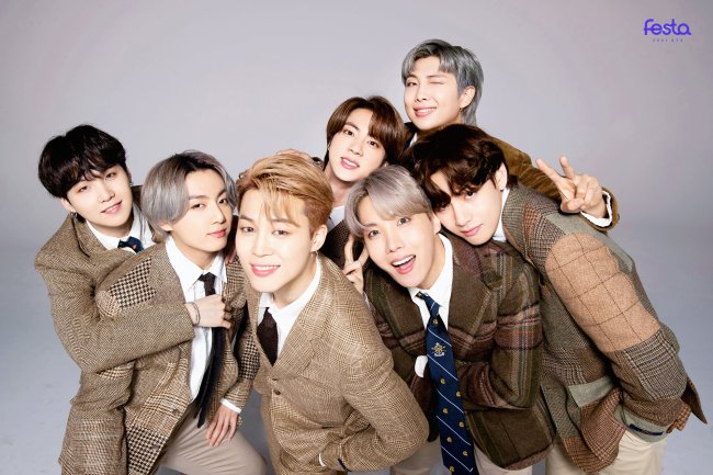 BTS-BigHit-divulgacao Integrantes do BTS usando roupas em tons de marrom posando para foto em fundo cinza