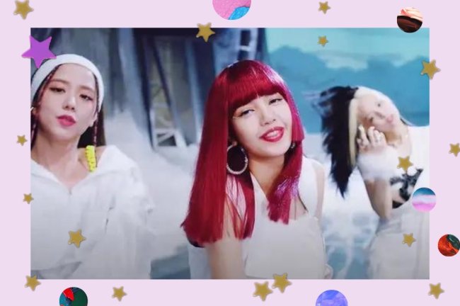 Print de trecho do clipe do grupo Blackpink, com as integrantes dançando com foco na Lisa que está com o cabelo vermelho. Todas usam roupas brancas.