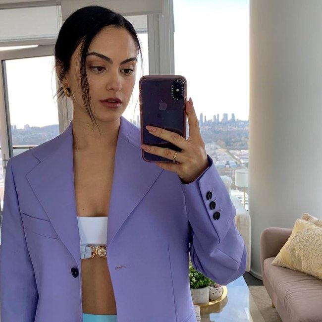 Camila Mendes com blazer colorido