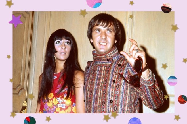 Cher usando corte Hime Foto de Cher nos anos 7o, usando vestido vermelho ao lado do marido Sonny com roupa listrada. Os dois estão com uma expressão pensativa.