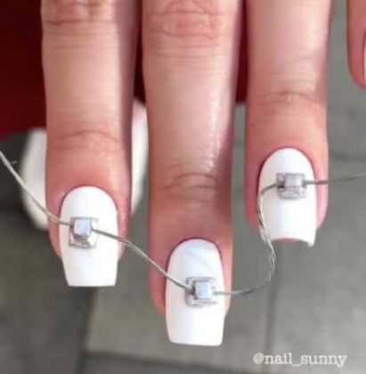 UNHA COM APARELHO Foto com destaque nas unhas que estão com nail art inspirada em aparelho dentário