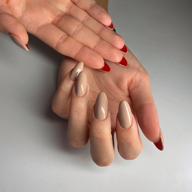 bege com vermelho flipside Foto com destaque para as mãos,unha flipside com interior vermelho