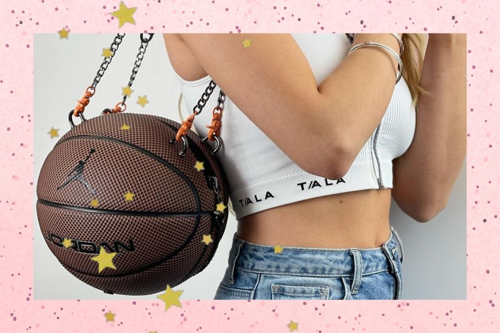 A bolsa em formato de bola de basquete é tendência no street style