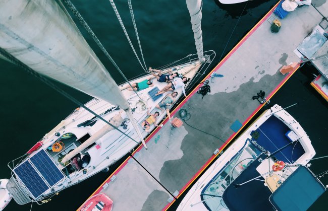 Grupo de mulheres luta contra machismo na vela e sonha com a Cape2Rio 2023 Um barco a vela visto de cima
