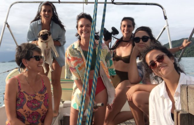 Grupo de mulheres luta contra machismo na vela e sonha com a Cape2Rio 2023 Mulheres em um barco a vela, posando para a foto em um lindo fim de tarde