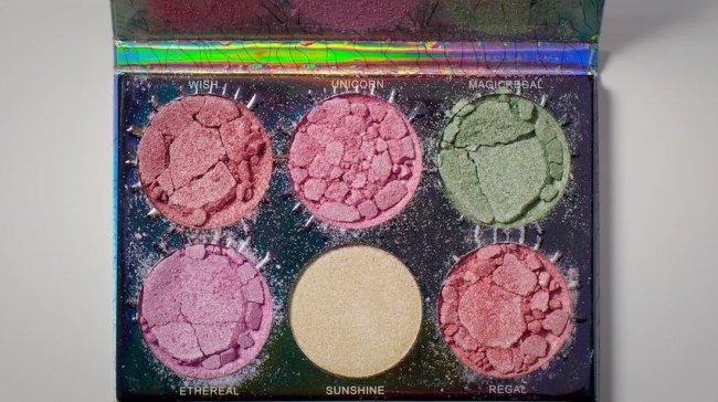 desserviço ao consumidor Foto do primeiro episódio do documentário investigado da Netflix, Desserviço ao Consumidor. A foto mostra uma paleta de sombra para olhos, as seis cores estão quebradas.