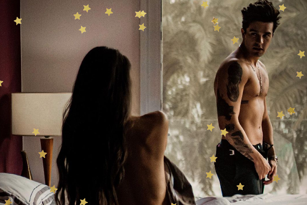 Imagem de divulgação do clipe de Morena; Luan Santana está em pé com a mão no zíper da calça observando uma mulher de costas sentada na cama, as costas dela estão nuas e ela observa o cantor